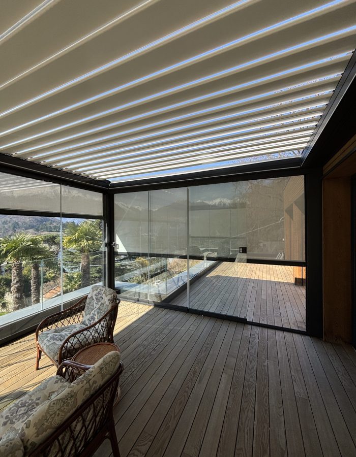 Pergola bioclimatica con chiusure laterali
