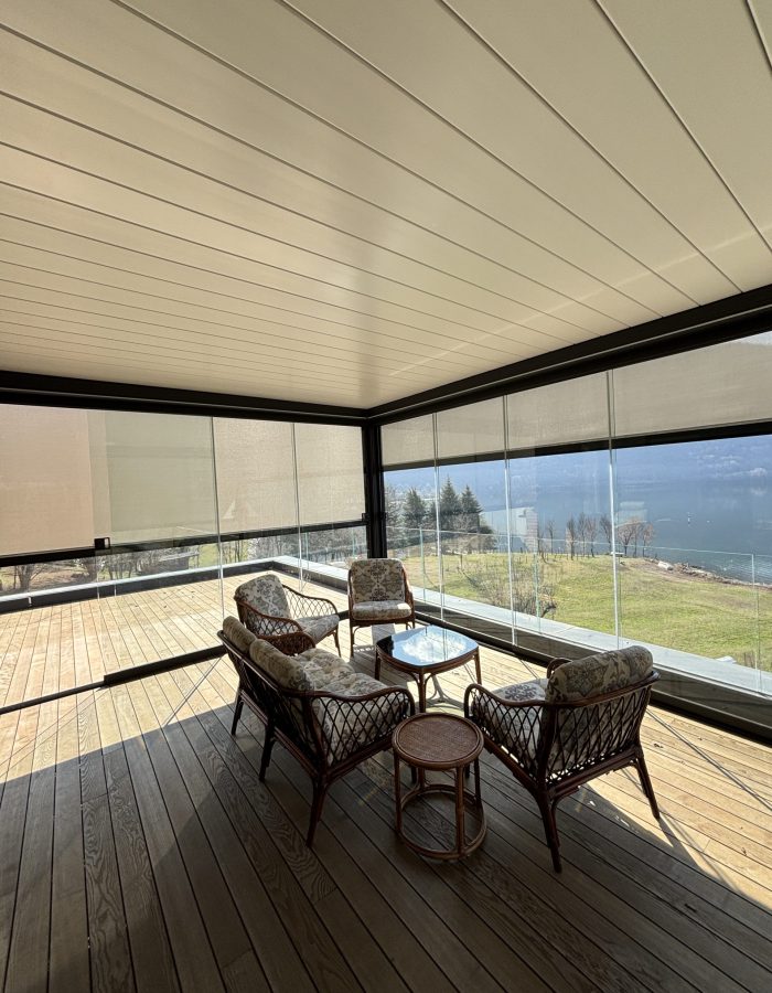 Pergola bioclimatica con chiusure laterali