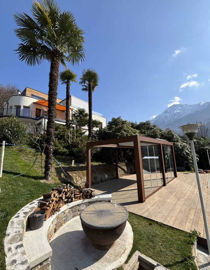 Pergola bioclimatica in giardino